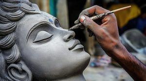 What are the main types of sculpture in art