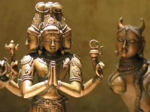 What are the main types of sculpture in art?